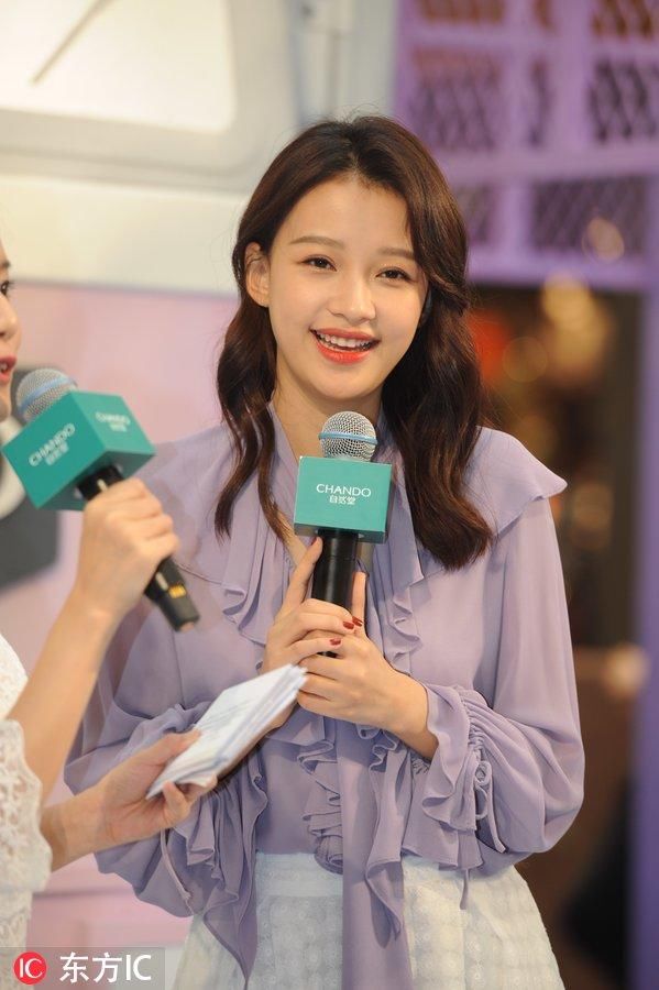 “辣妈”孙怡身穿紫色雪纺衫搭配白色短裙出席活动,少女气息十足