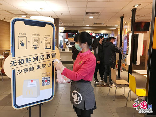  世界■世界关注中国：逐渐从疫情中恢复 各地复工复产安全稳定