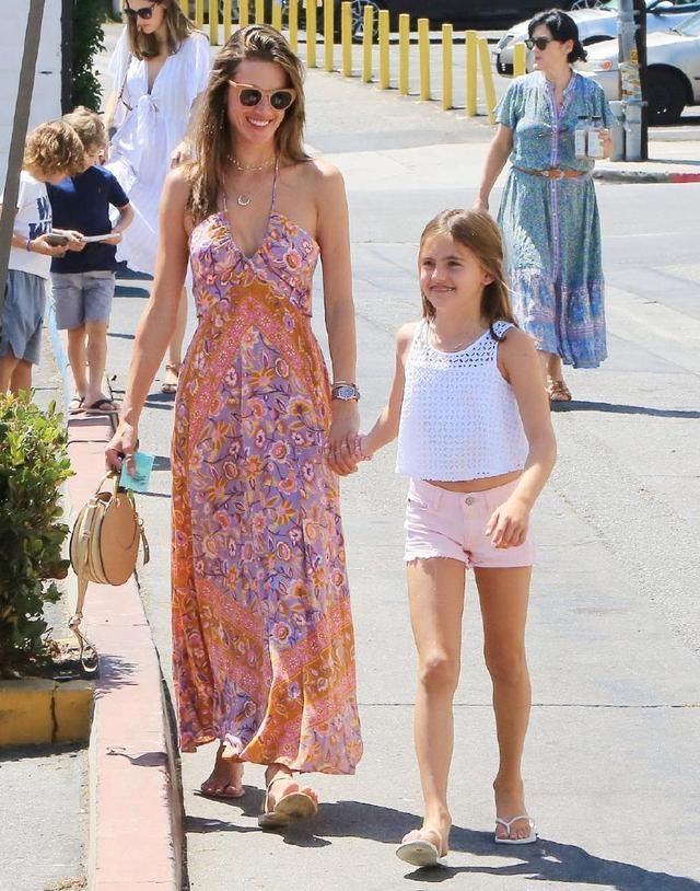 维密天使AA要逆天啊！穿吊带印花裙简直美炸，女儿大长腿抢了风头