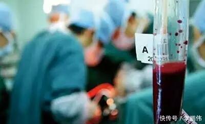 孕妇顺产生下小棉袄, 产后直冒冷汗, 医生掀开