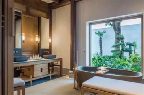 中国最贵的酒店,住一晚8万,月薪没有5万真住不起,就在上海