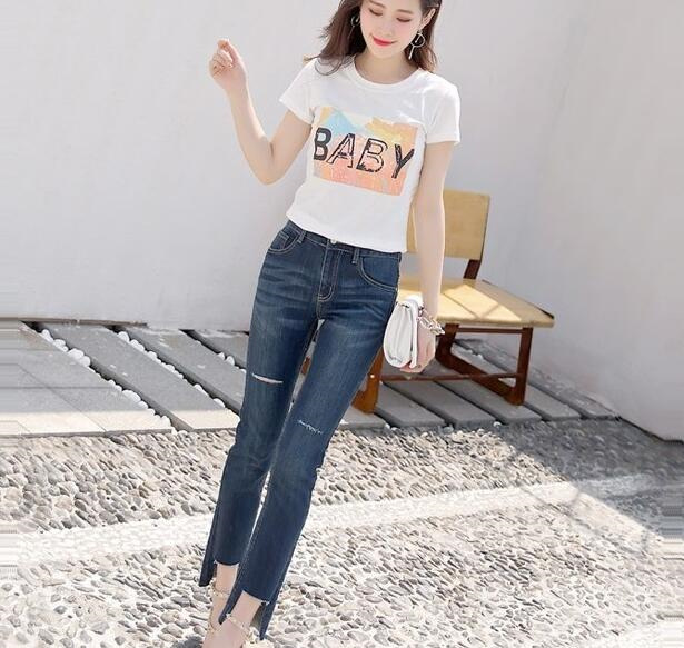 时尚写真，甜美风格的牛仔裤美女，秀出傲人曲线，回头率十足！