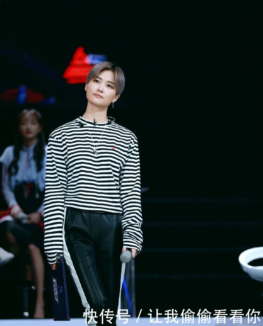 李宇春终于穿裙子了！身穿蛋糕裙高贵优雅，网友：总算有女人味了