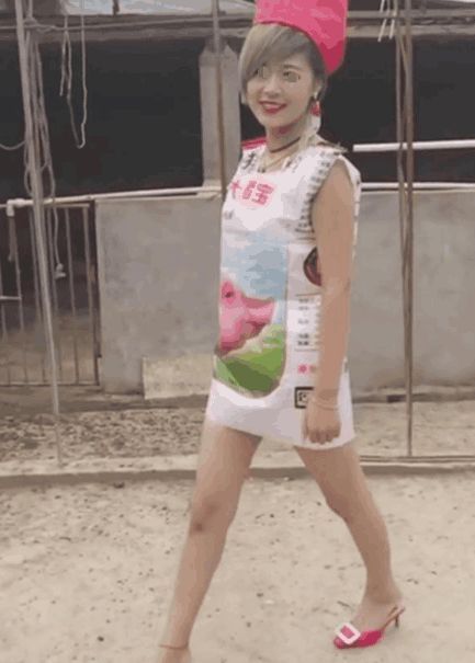 农村女子用饲料袋制作短裙,穿在身上惊艳众人,气质丝毫不输超模