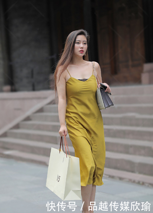  【很棒】街拍：动感十足的紧身裙小姐姐，身材很棒，充满女神气质