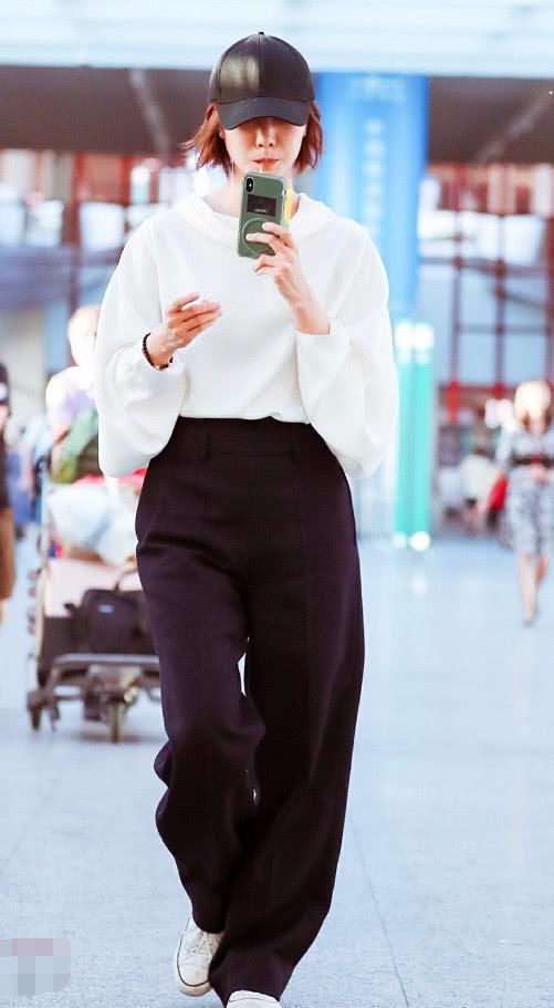 王珞丹太不爱干净了!白色帆布鞋快变黑色帆布鞋了，竟还有油渍