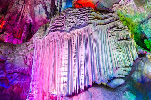 桂林有个溶洞,被誉为世界溶洞奇观,当地人都觉得进去能发财