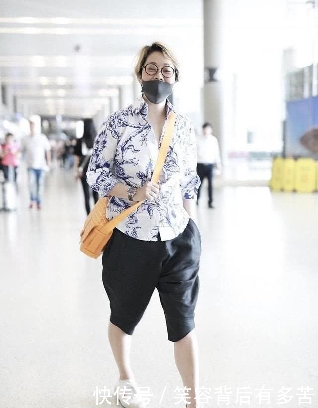  「显腿短」毛阿敏罕见现身机场，穿陶瓷衬衫配五分裤亮相，57岁素颜也不见老