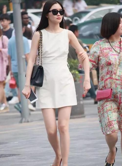  『搭配』街拍：天生丽质的小姐姐，一件白色短袖配黑色短裙，青春靓丽气息