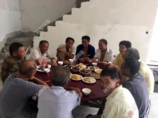 农村自建房，还是有个柴火灶最实用，请师傅花600砌一个值不值？