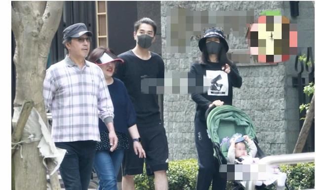 『 出门』小圆脸超像高圆圆，婆婆化妆出门比儿媳精致，赵又廷女儿首露正脸
