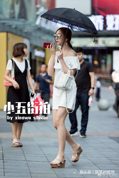 路人街拍：小姐姐把上衣塞进短裤的穿搭更显高瘦，丝袜性感