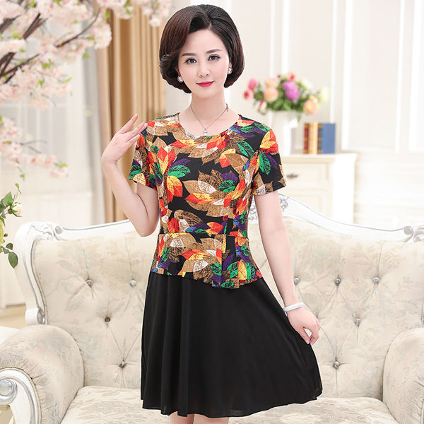 我的天!53岁妈妈穿着妈妈装出门，竟然被人叫小姐姐，忒显嫩了