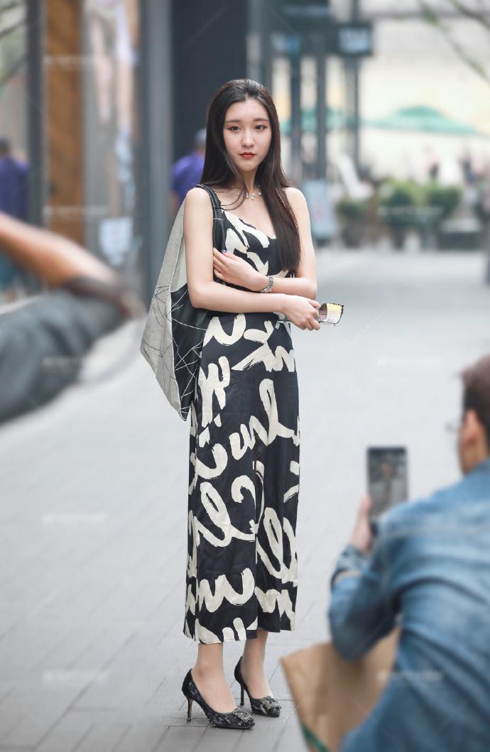 气质|街拍:书香气质的小姐姐,自己在裙子上“作画”,才女就是不一样