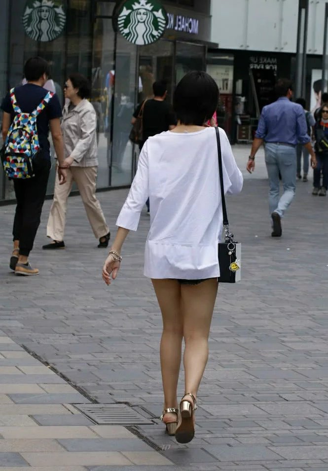 路边打电话的气质美女小姐姐，热裤凸显其妖娆身材