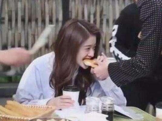 杨紫发文澄清分手真实原因,双张微博纷纷炸锅,网友:太刺激了