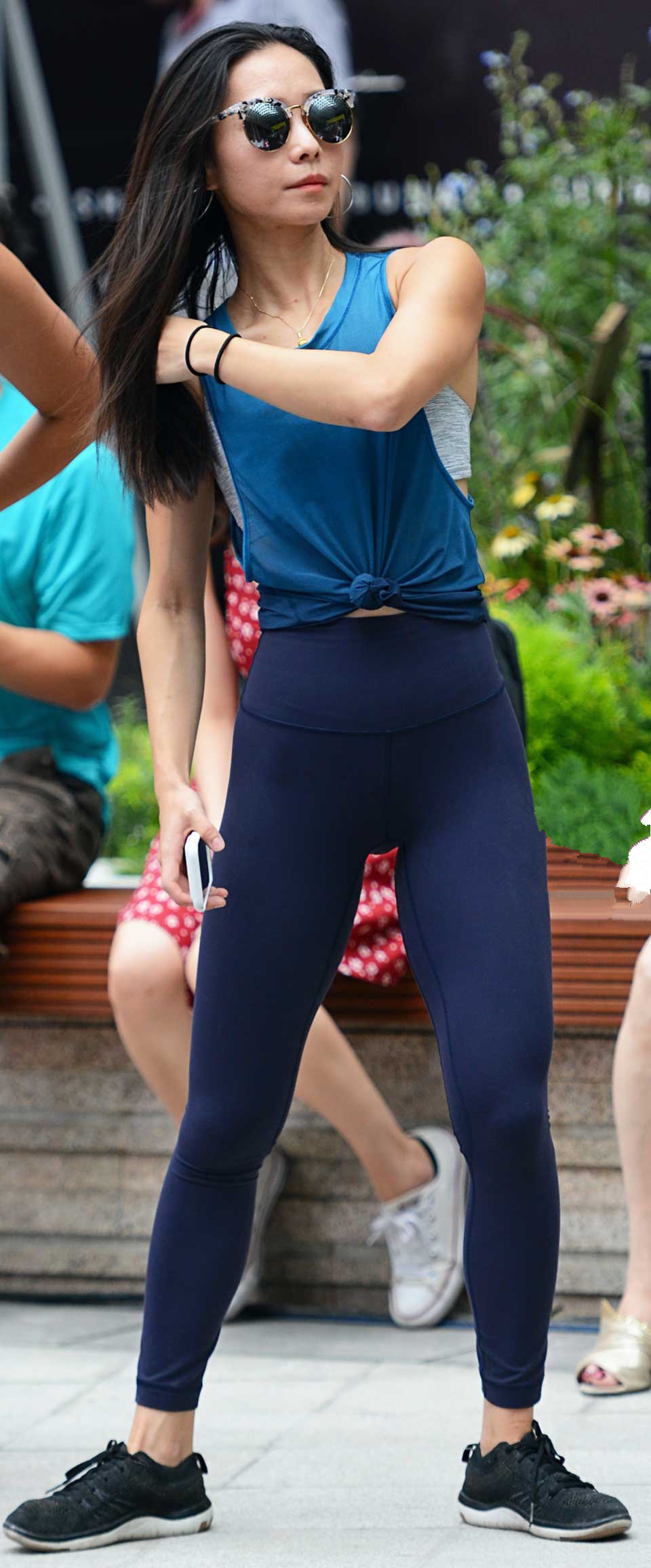 蓝色健美裤美女,夏装中我比较喜欢健美裤,这样才能显身材