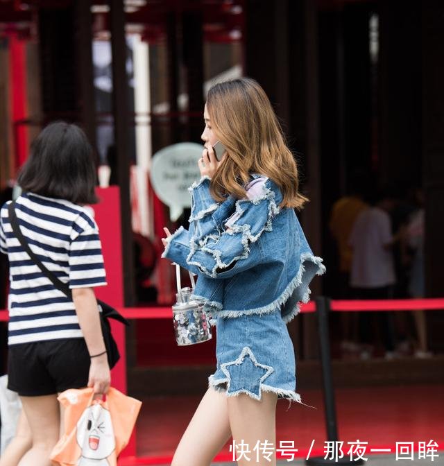 街拍小姐姐这身搭配很美，衣服裤子都很漂亮，精致的凉鞋也好看