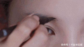 『定妆喷雾』戴口罩到底要怎么化妆?画多了怕毁脸画少了不够美
