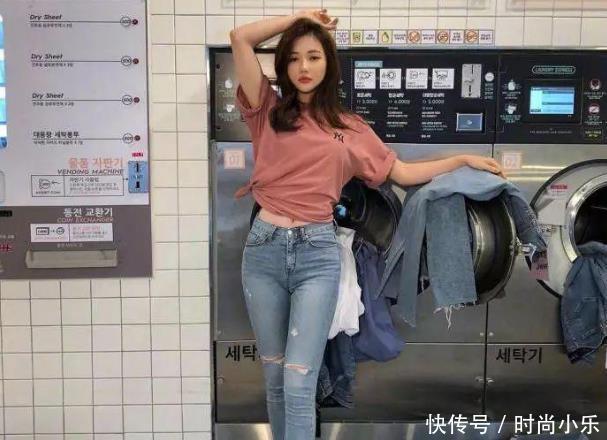 曼妙青春的牛仔裤美女，凸显魅力小蛮腰，很招人喜欢！