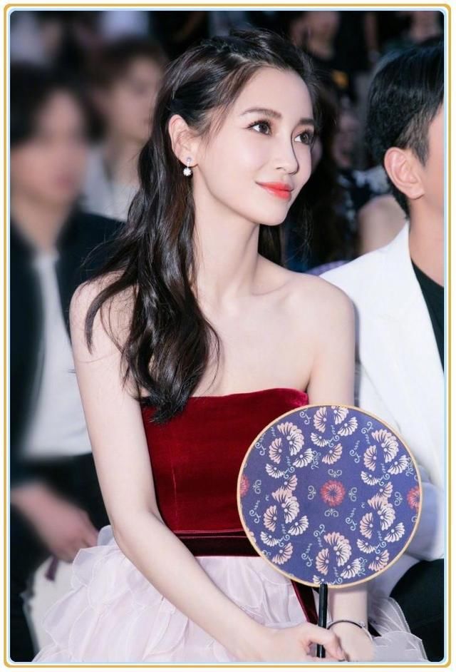 baby当妈后越来越有料!抹胸裙尽显S身姿,撞上张天爱都一点没输