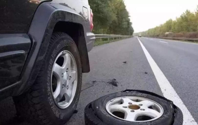 记住这种方法，哪怕你是在高速公路上爆胎，都可以安全处理