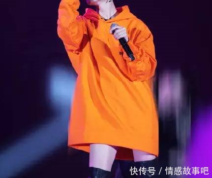 李宇春为了女人味穿起了裙子，但是脚上的鞋子却暴露了一切！