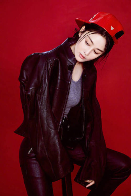 张馨予裤子拉链绝了,这是我见过最长的拉链了,意外好看到爆