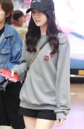 20岁关晓彤秀腿，26岁热巴秀腿，网友：鹿晗眼光果然没毛病！