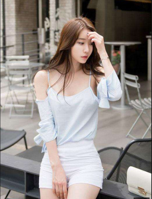 大龄女人依然想美,紧身裤颇有几分魅力,特别飘逸有女人味