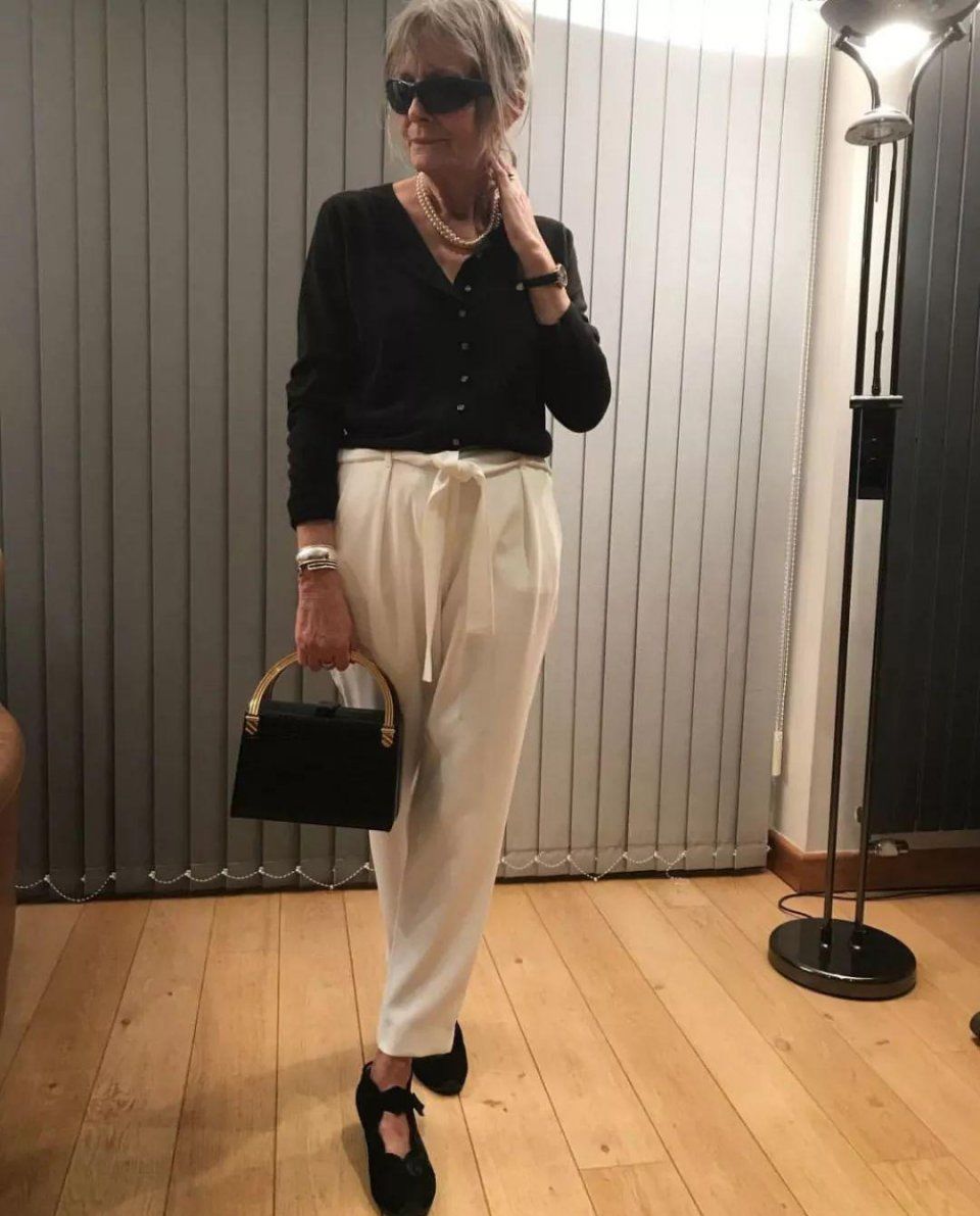 她74岁，满脸皱纹，天天素颜，但是真的很酷啊!!!