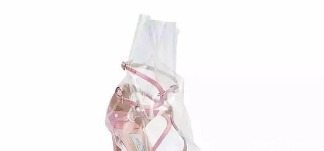 迪丽热巴你真的过分了，穿着PVC鞋子就要出门舒淇的衣服更夸张