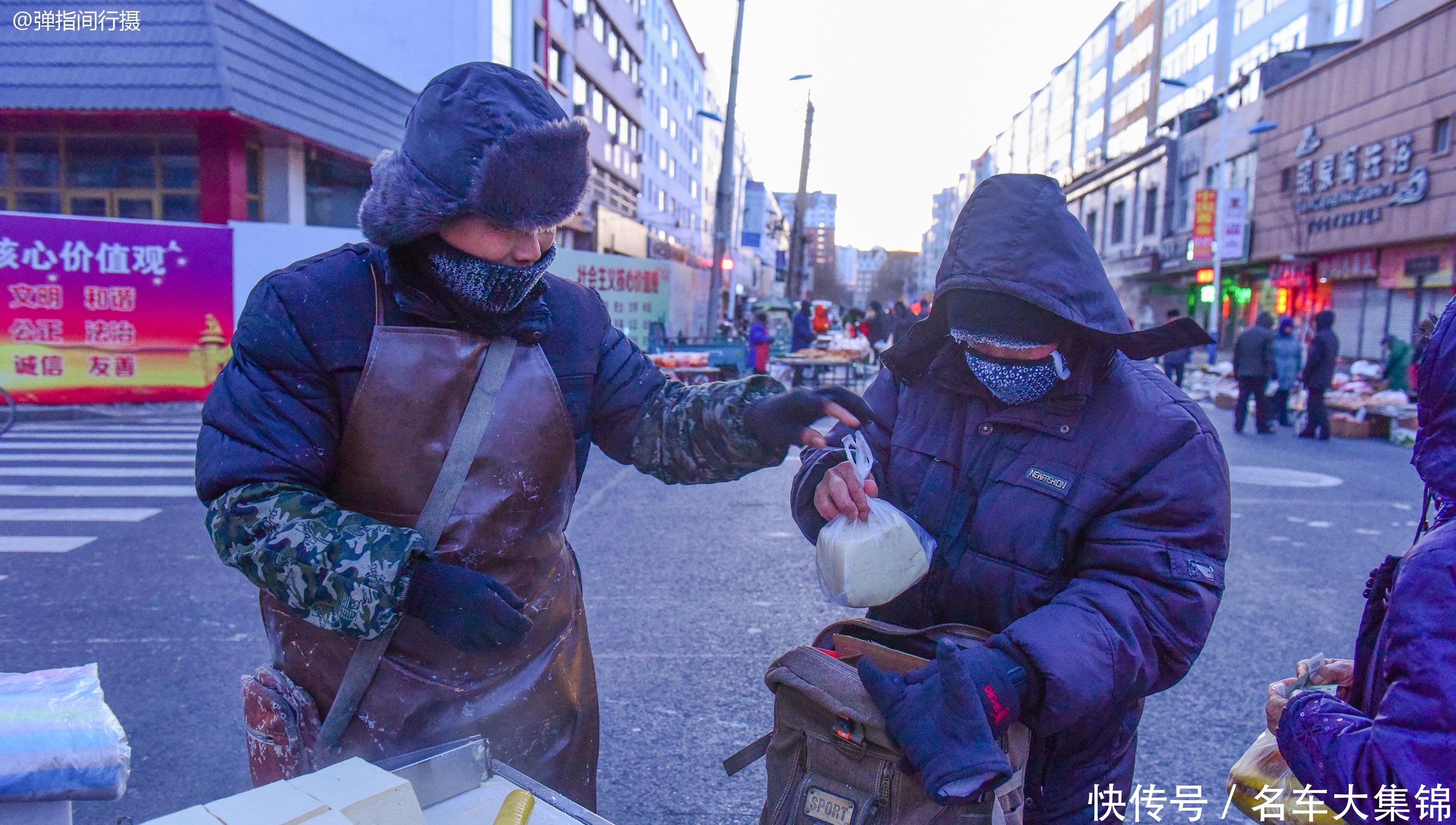 东北零下40度的早市，人们冒着严寒做生意，买卖一年四季不涨价