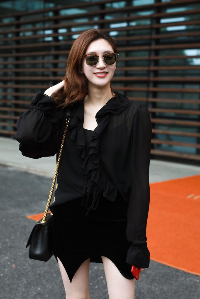 江疏影真厉害，黑衣黑裙展现婀娜身姿，网友：看腿就够了