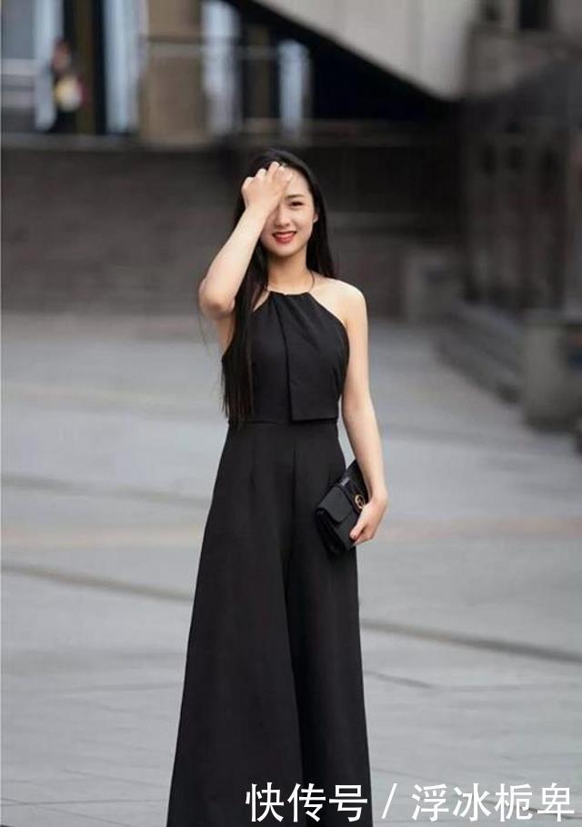 美女|路人街拍:美女搭配黑色的短裤,清爽中带着酷酷的感觉