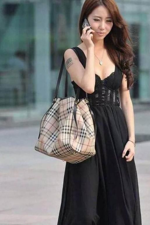 街拍：身材火辣的辣妈们，这是怎么保养的啊？