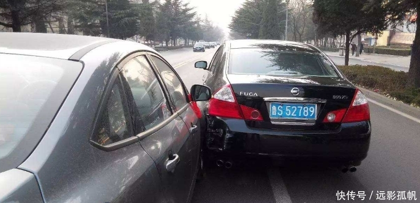  保命：高速超车应该打转向灯还是按喇叭？9成车主都错了，想保命