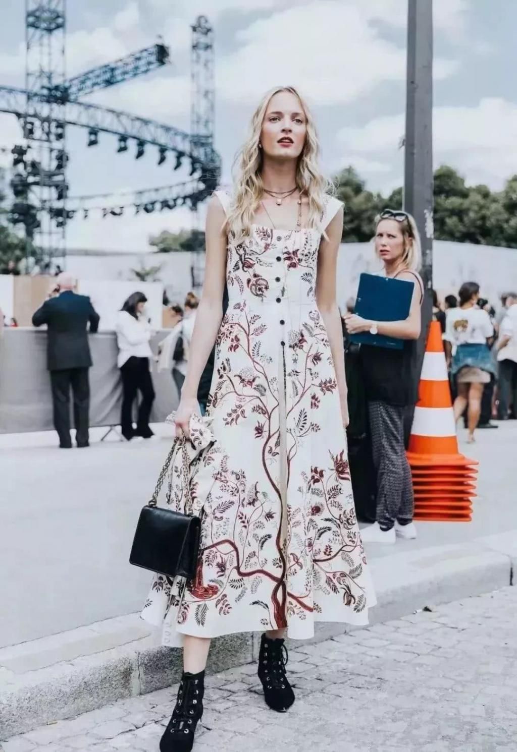  「值得」今夏最值得入手的时尚单品小方领，显瘦还显脸小！