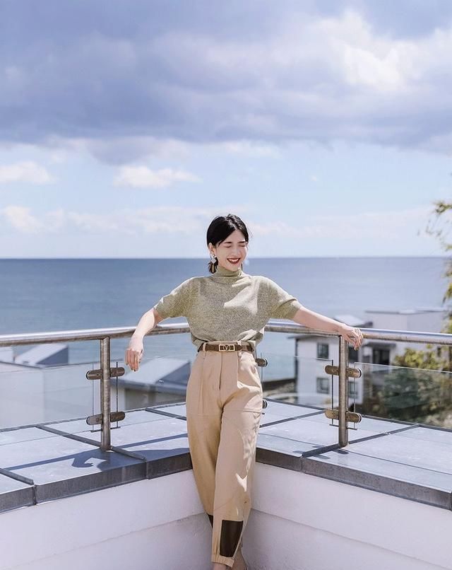 『时髦』春节穿什么裤子好?一条时髦的背带裤搭配,穿上年轻好几岁