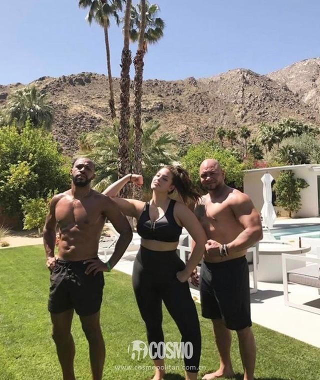 听说女明星们最近都不穿衣服出门了？