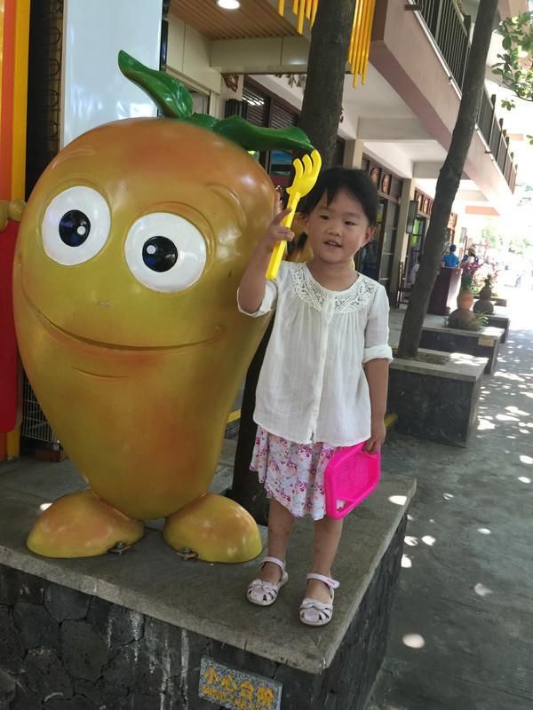 带上两个小宝去三亚旅游,吃三亚的海鲜