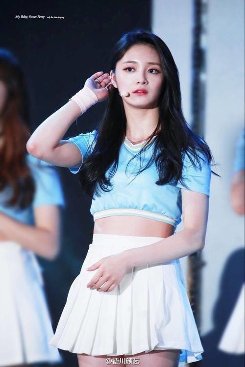 鞠婧祎和周洁琼同穿百褶短裙，一个清纯可人，一个性感撩人！