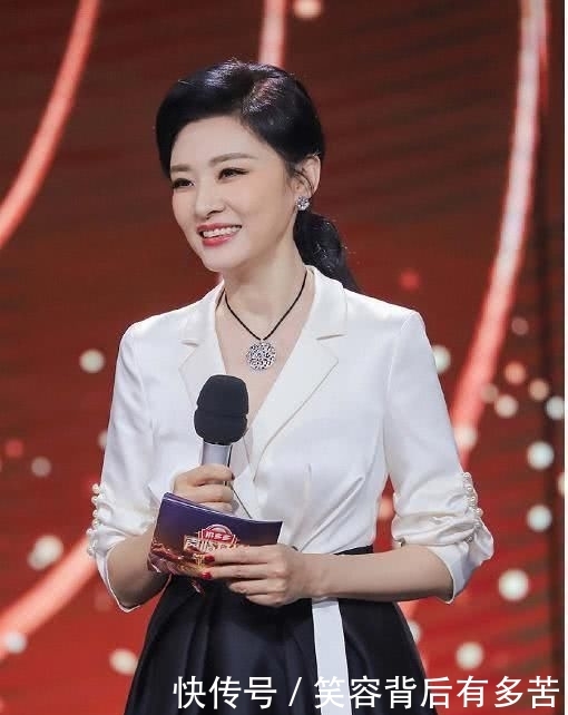  #让整件衣服#周涛气质真心优秀，一袭西装领褶皱裙干练时髦，51的年龄31的状态