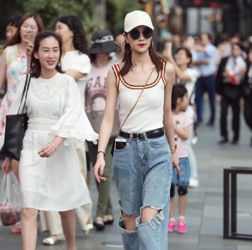 路人街拍：高颜值的长腿小姐姐，吊带短裙穿出女人的优雅和性感