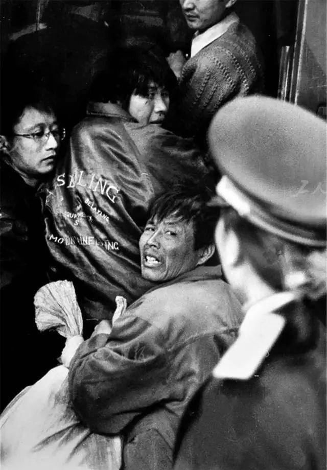  排队■被藏40年的春运偷拍照：那一年，我排队到通宵，那一年…