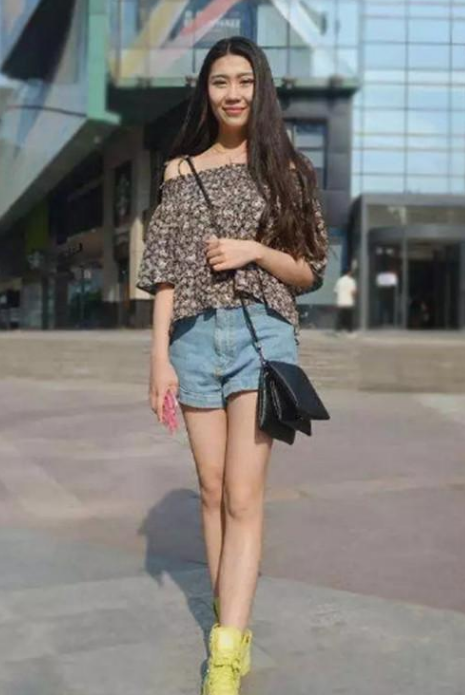 小姐姐，白色上衣搭配包臀裙，S型身材尽显迷人曲线让人着迷！