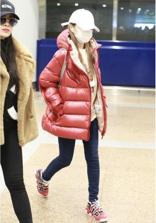 李小璐又换新发色却遮着不给看，穿红色羽绒服还没旁边闺蜜洋气