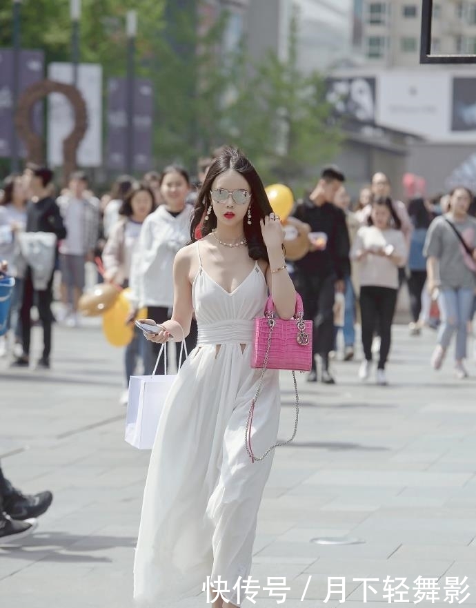 #美女#街拍美女:身材高挑的小姐姐,连衣裙穿搭,美如小仙女!