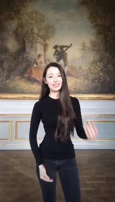  「视频」吉娜国外录视频教德语，一身简约造型，却难遮好身材