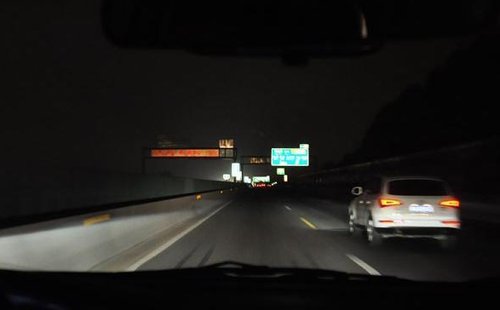 大车司机：夜间超车别闪了；夜间超车应该怎样向前车示警？